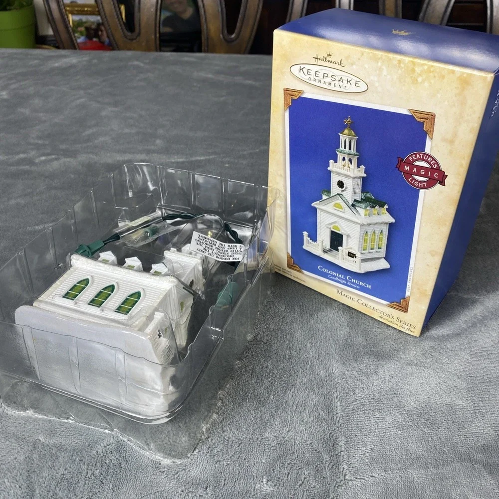 2004 Hallmark Keepsake Christmas Ornament 7th In Colonial Church Series Lighted